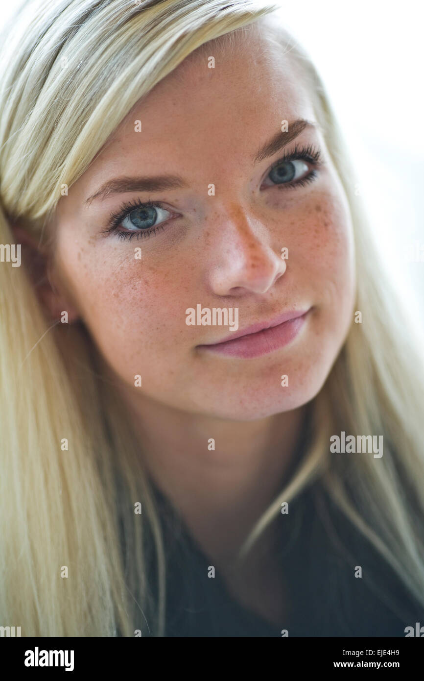 Portrait de jeune femme islandaise Photo Stock - Alamy