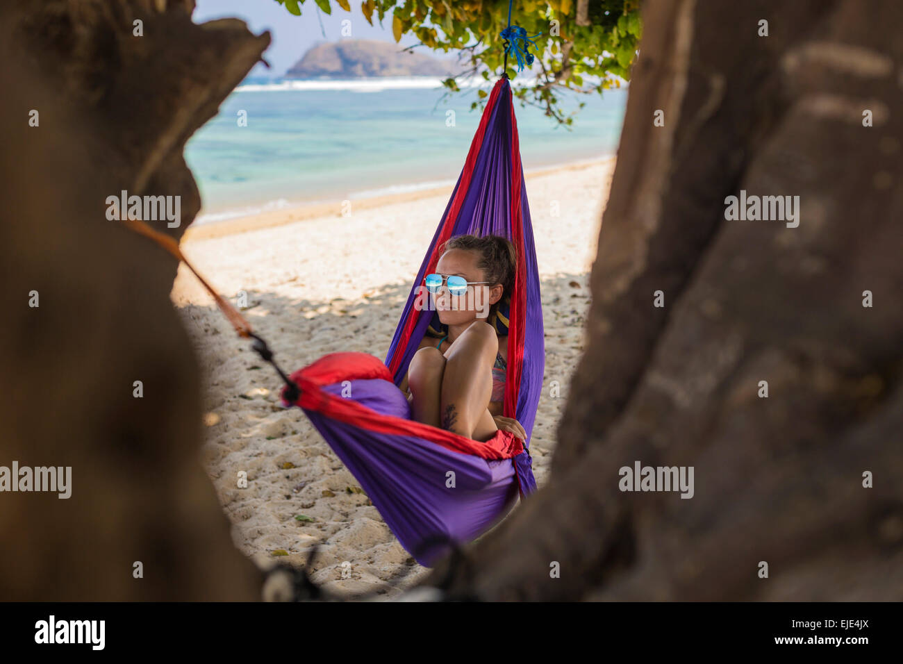 Yong Woman Relaxing In Hammock. Banque D'Images Yong Woman Relaxing In Hammock. Banque D'Images