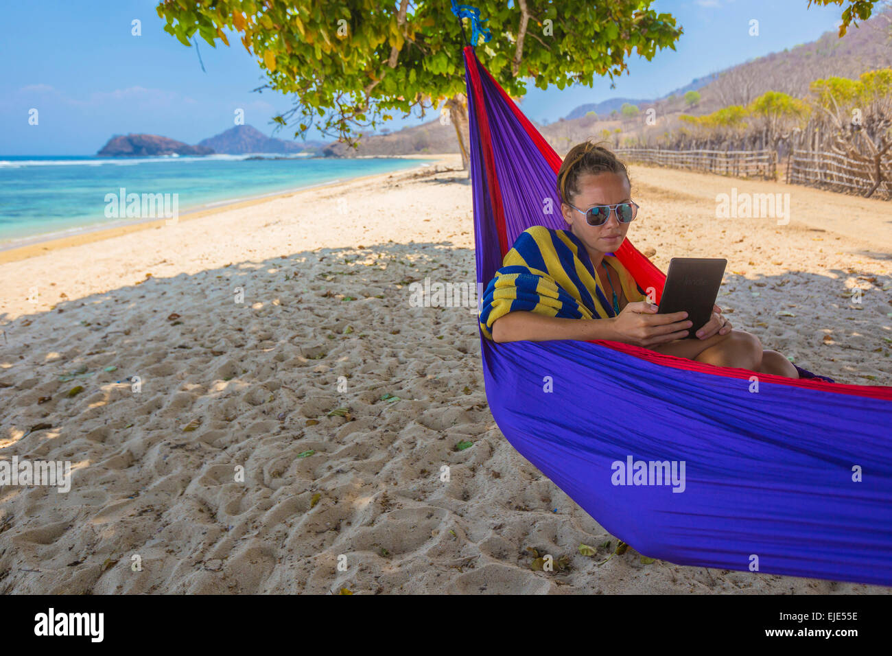 Yong Woman Relaxing In Hammock. Banque D'Images Yong Woman Relaxing In Hammock. Banque D'Images