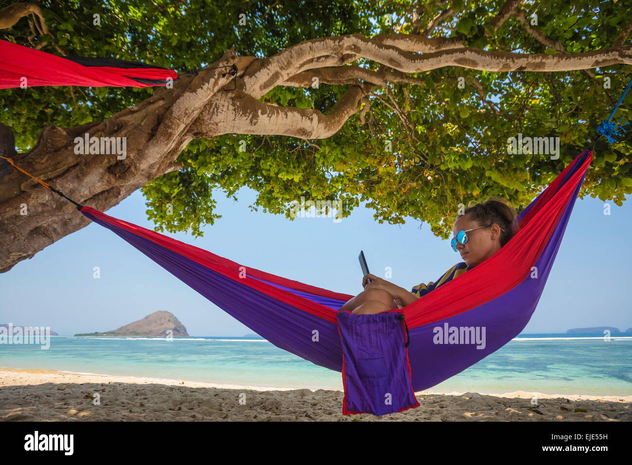 Yong Woman Relaxing In Hammock. Banque D'Images Yong Woman Relaxing In Hammock. Banque D'Images