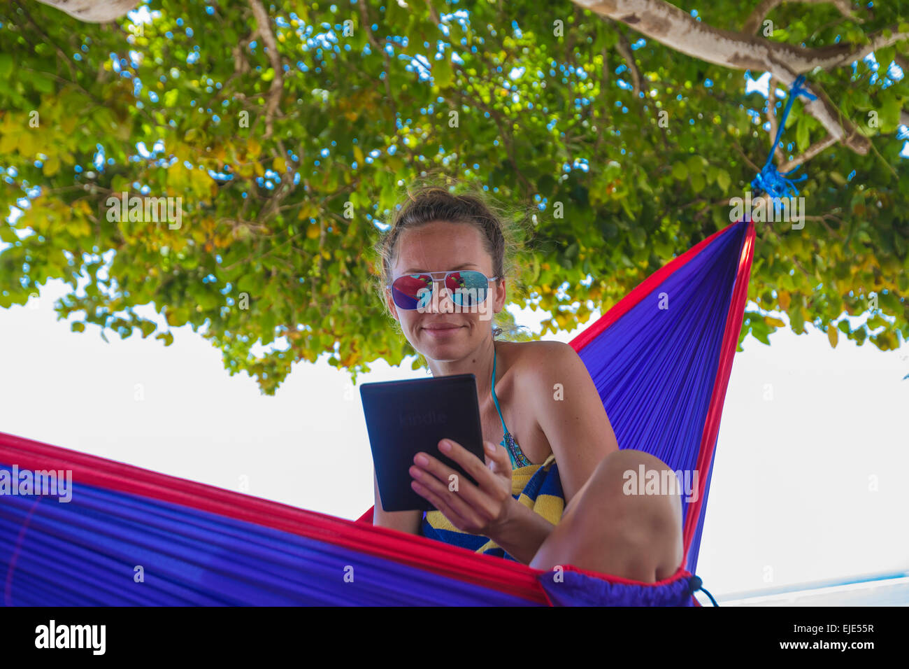 Yong Woman Relaxing In Hammock. Banque D'Images Yong Woman Relaxing In Hammock. Banque D'Images