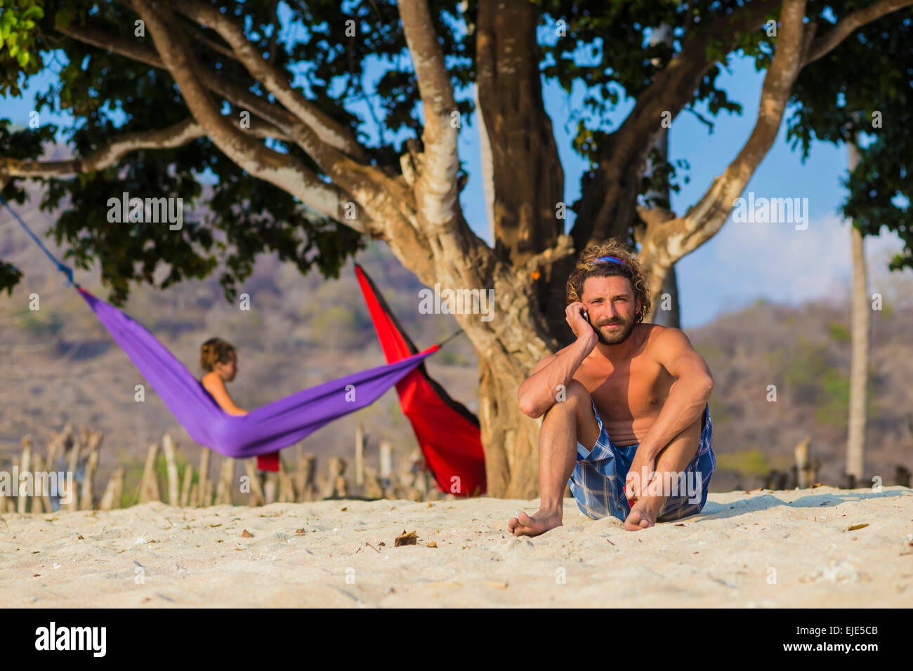 L'homme appelant par téléphone sur la plage. Banque D'Images