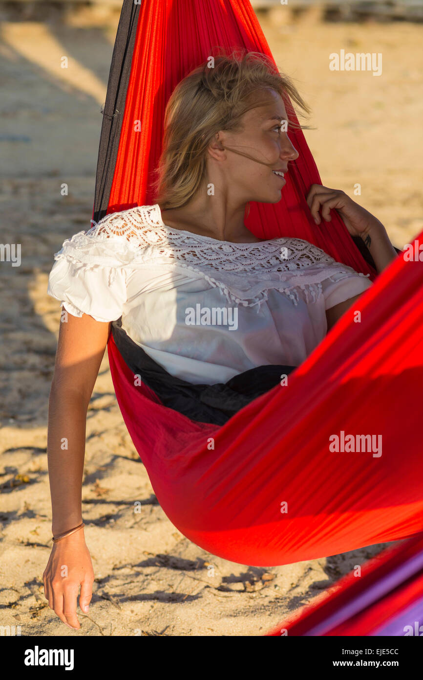 Yong Woman Relaxing In Hammock. Banque D'Images Yong Woman Relaxing In Hammock. Banque D'Images