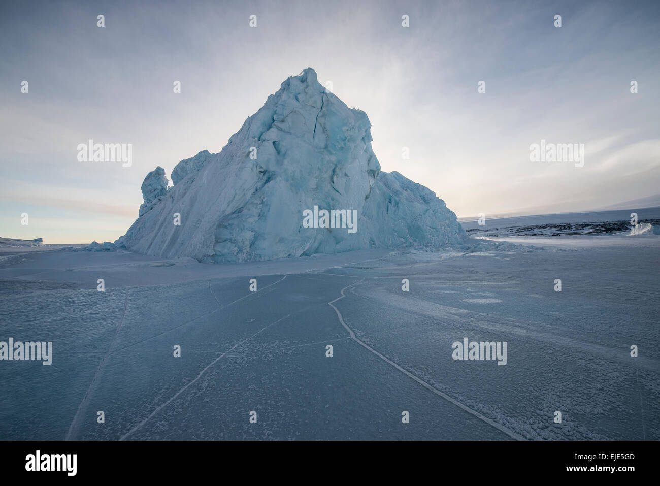 Un iceberg gelée dans la glace de mer de la mer de Ross, Antarctique. Banque D'Images