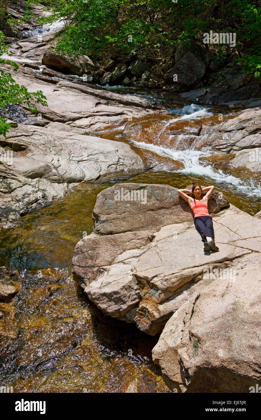 Femme en train de bronzer sur un rocher à Seoraksan Nationalpark Banque D'Images