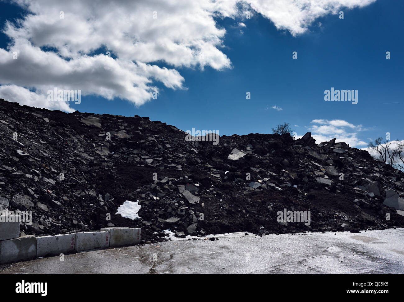 De la montagne noire recyclée pour le retraitement d'asphalte de la route dans la construction de routes Toronto Banque D'Images