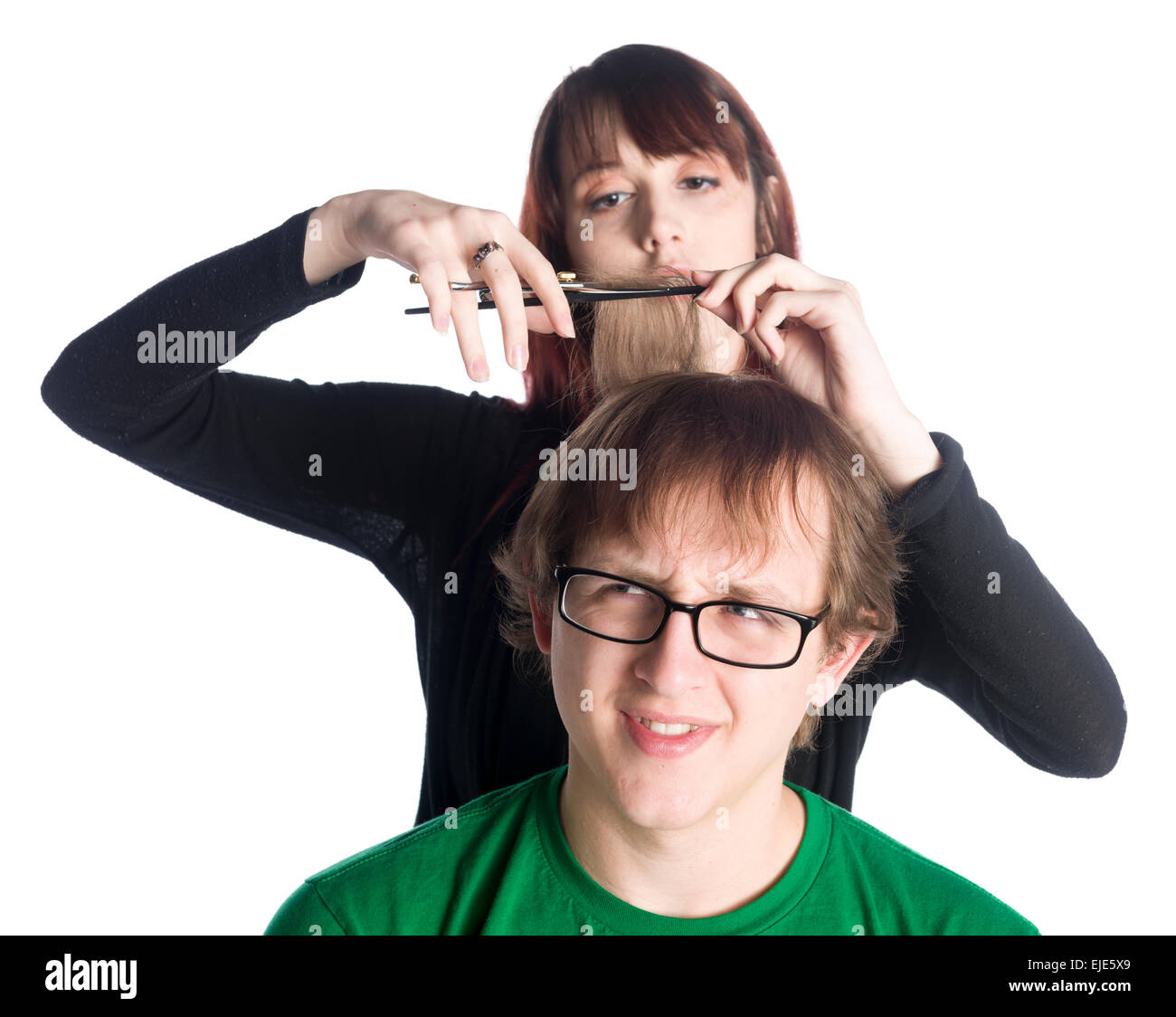 Styliste de cheveux des femmes la coupe de cheveux d'un homme inquiet Banque D'Images Styliste de cheveux des femmes la coupe de cheveux d'un homme inquiet Banque D'Images
