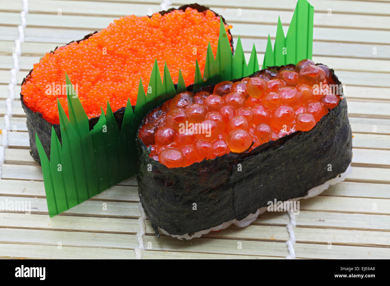Les oeufs de saumon et de caviar rouge sushi Banque D'Images