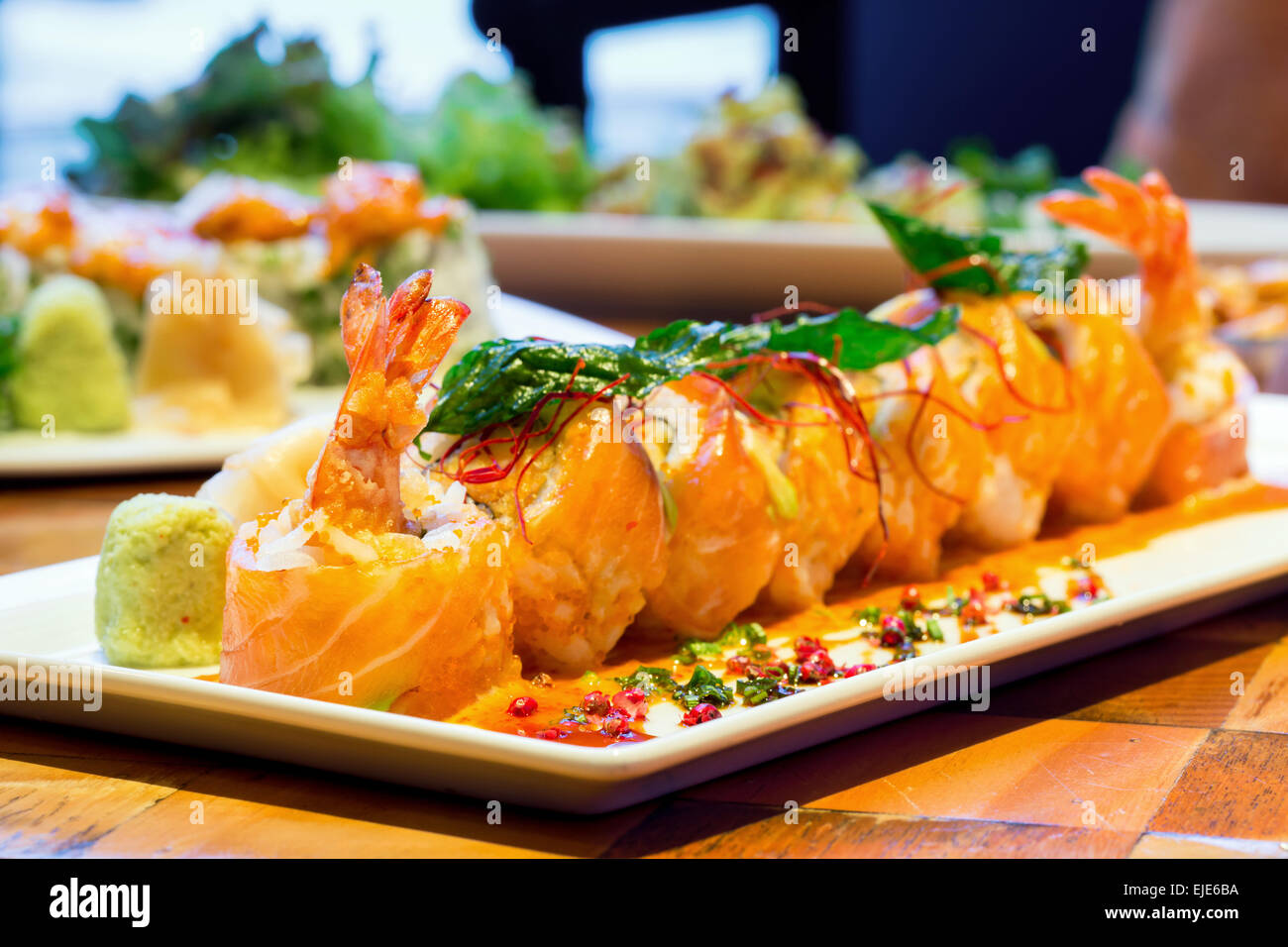 Sushi Roll saumon épicé aux crevettes, Cuisine japonaise Banque D'Images