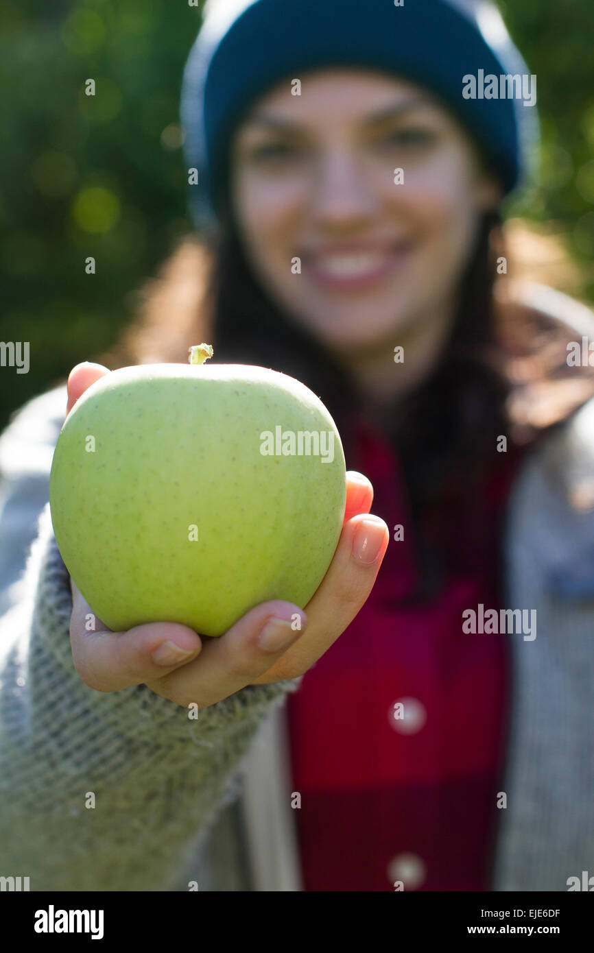 Une femme est titulaire d'une maturité, apple fraîchement cueillies à la ferme à New York. Banque D'Images