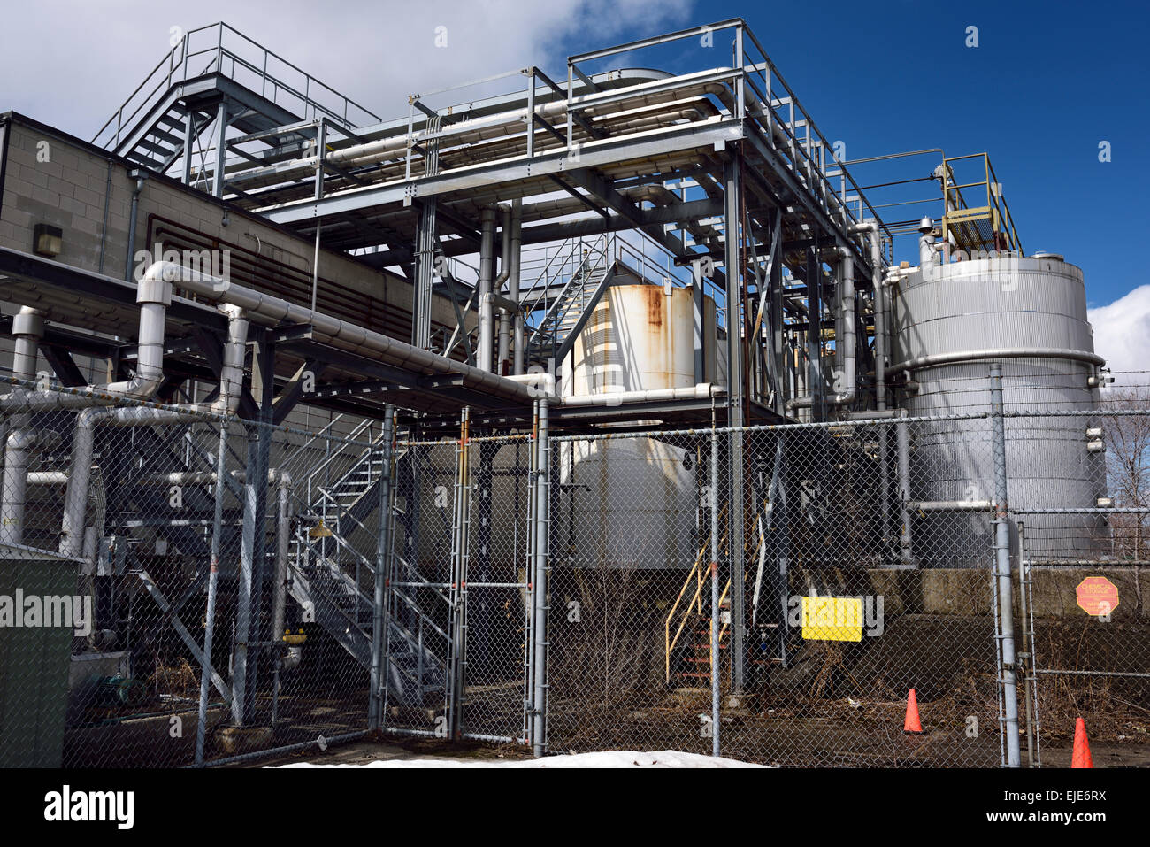 Zone de stockage avec les réservoirs métalliques et tuyaux d'une usine de produits chimiques toronto Banque D'Images