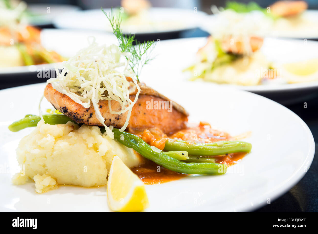 Pavé de saumon grillés gourmet avec pomme de terre au four et de repas citron Banque D'Images