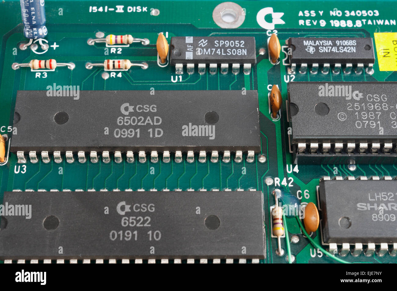 Carte de circuit imprimé avec circuits intégrés, puce de microprocesseur 6502, composants électroniques Banque D'Images