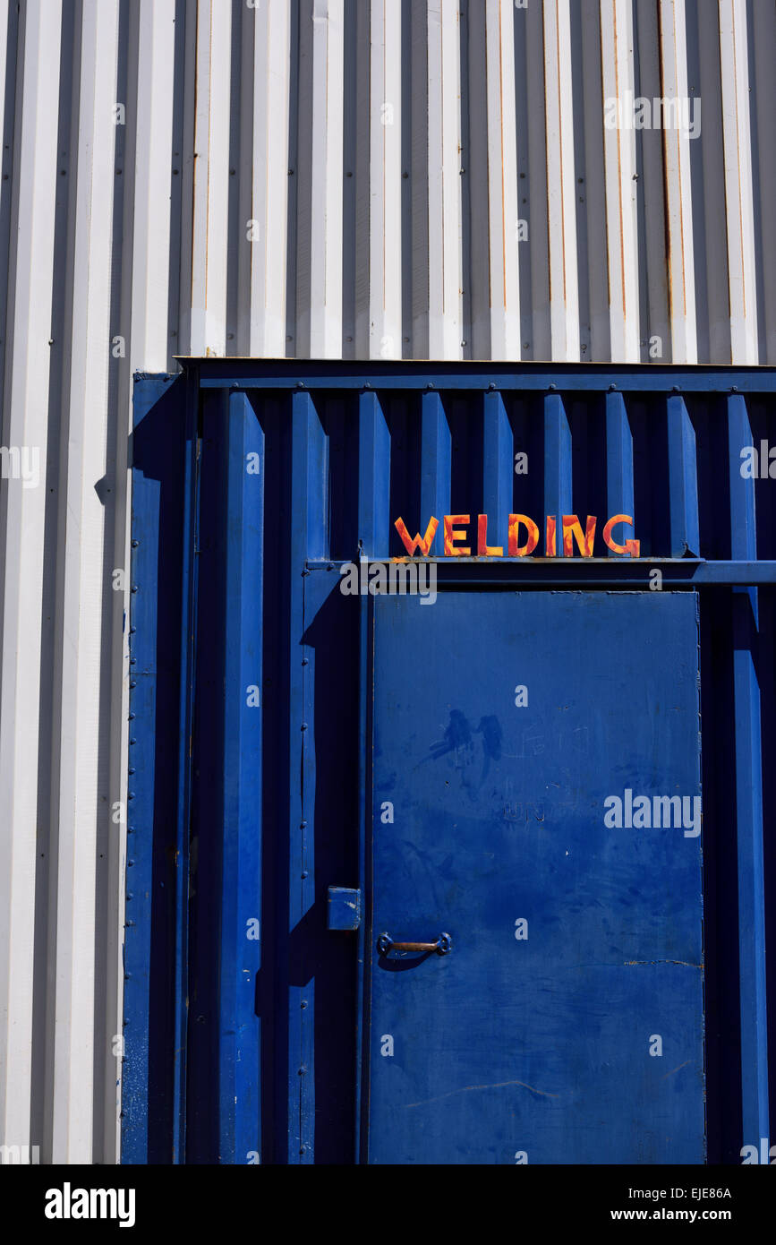 Porte bleue à un atelier de soudure en métal ondulé rouge signe de soudage avec Toronto Banque D'Images