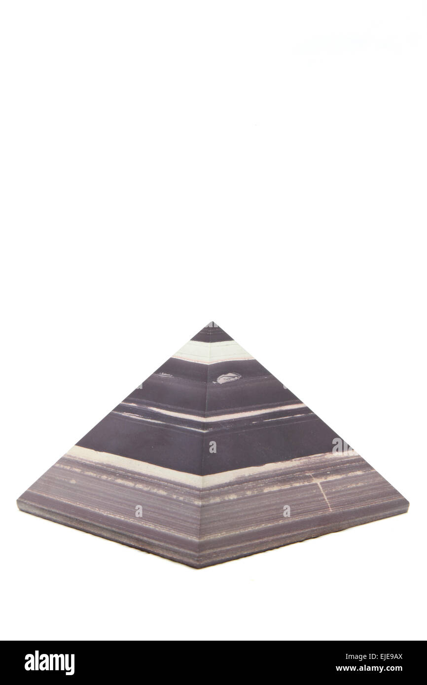 Pyramide de pierre brun isolé sur fond blanc Banque D'Images