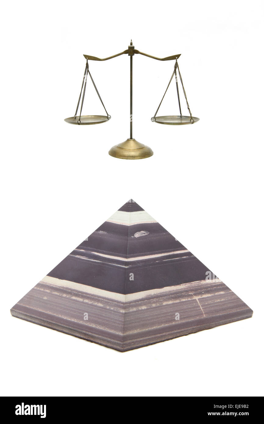 Pierre brun isolé et sur l'échelle de la pyramide d'or blanc Banque D'Images