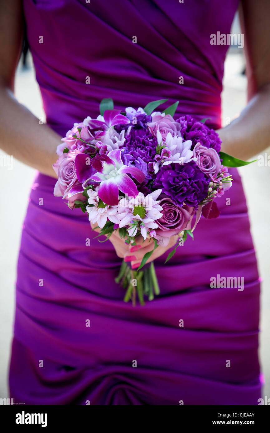 Bouquet de fleurs pour mariage avec un thème violet de demoiselle Banque D'Images