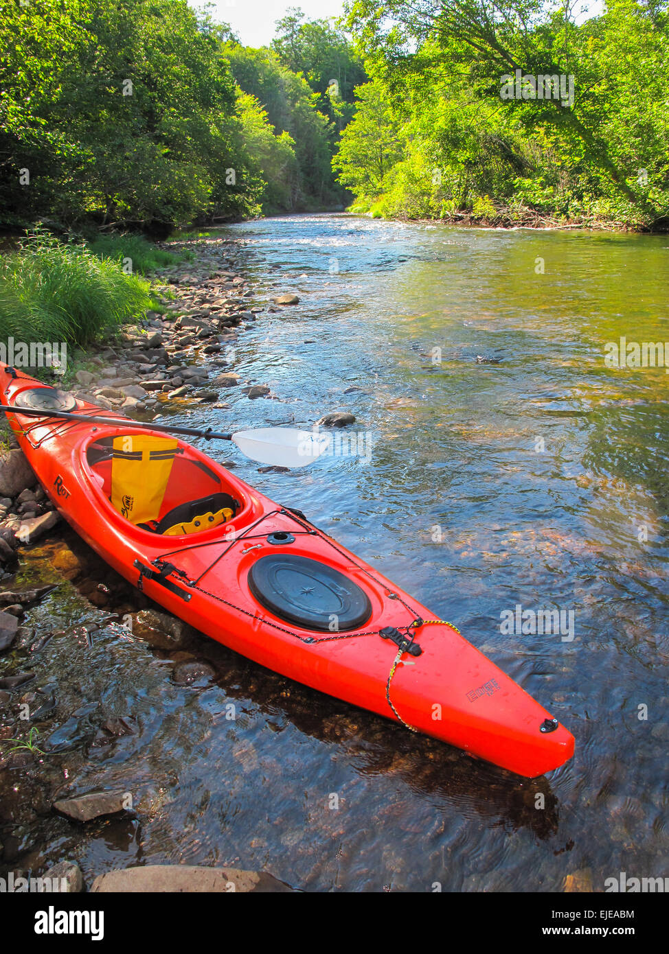 Kayak sur une rivière Banque D'Images