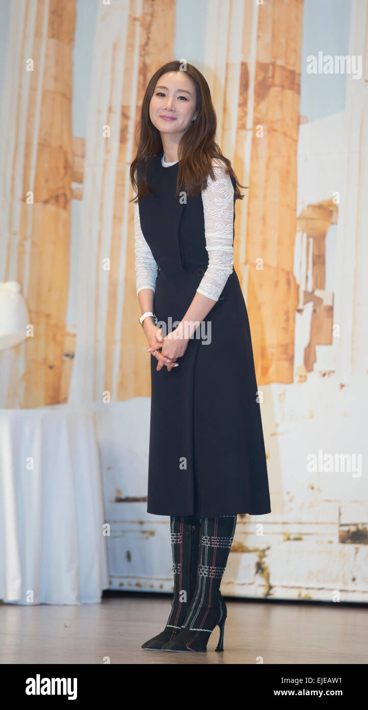 Choi Ji-Woo, Mar 24, 2015 : l'actrice sud-coréenne Choi Ji-woo pose au cours d'une conférence de presse pour l'exposition de réalité de tvN, 'Papis sur Fleurs en Grèce' à Séoul, Corée du Sud. © Lee Jae-Won/AFLO/Alamy Live News Banque D'Images