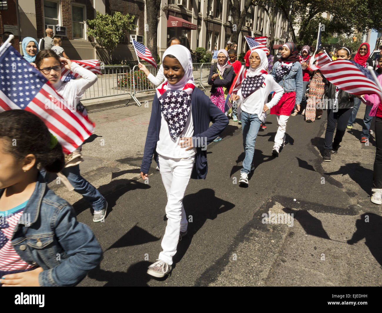 Les participants afficher leur patriotisme à l'Américaine musulmane Day Parade n New York City, 2014. Banque D'Images