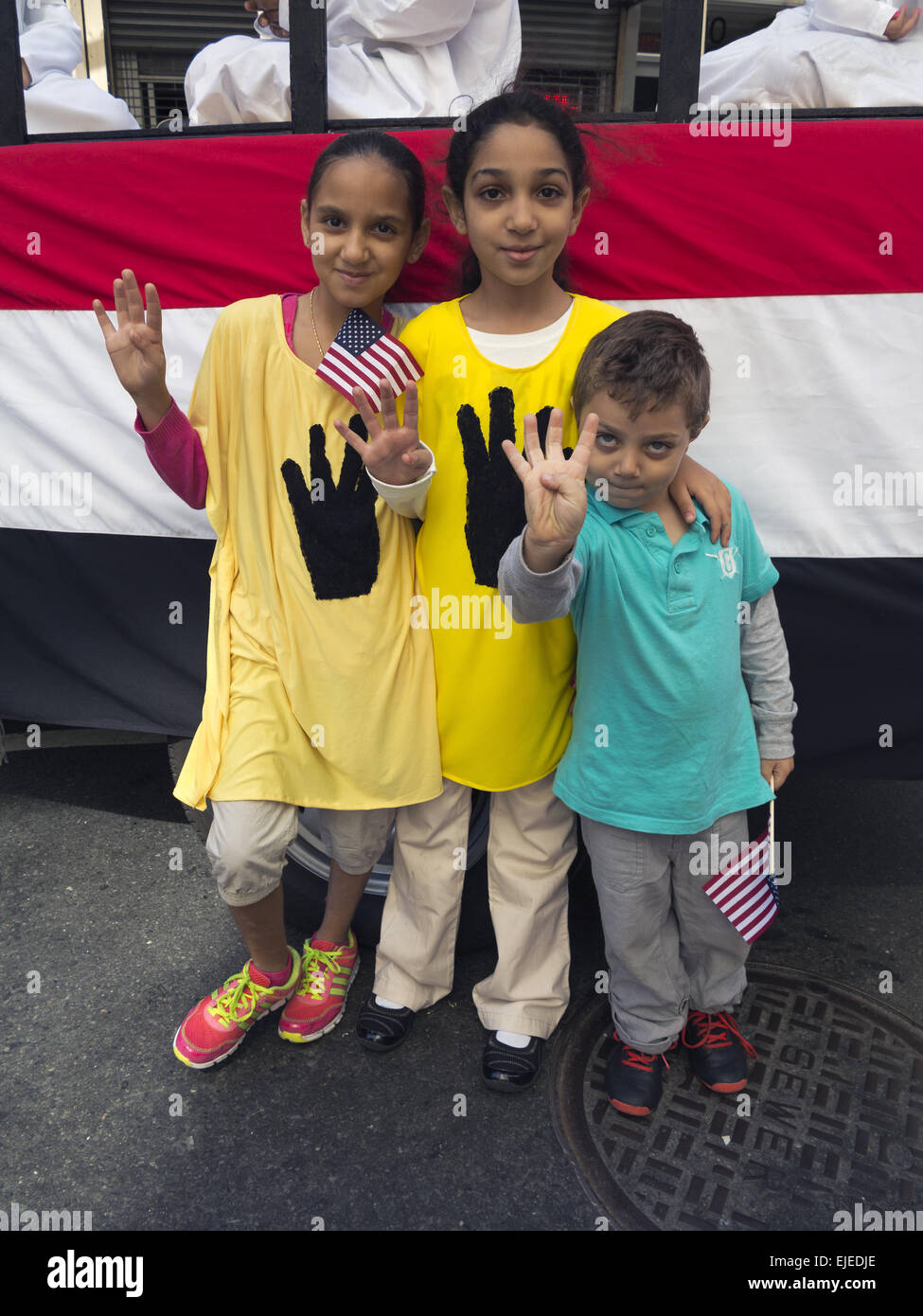 Les enfants donnent quatre fabricants salute à l'appui des Frères Musulmans égyptiens musulmans à l'American Day Parade n New York City, 2014. Banque D'Images