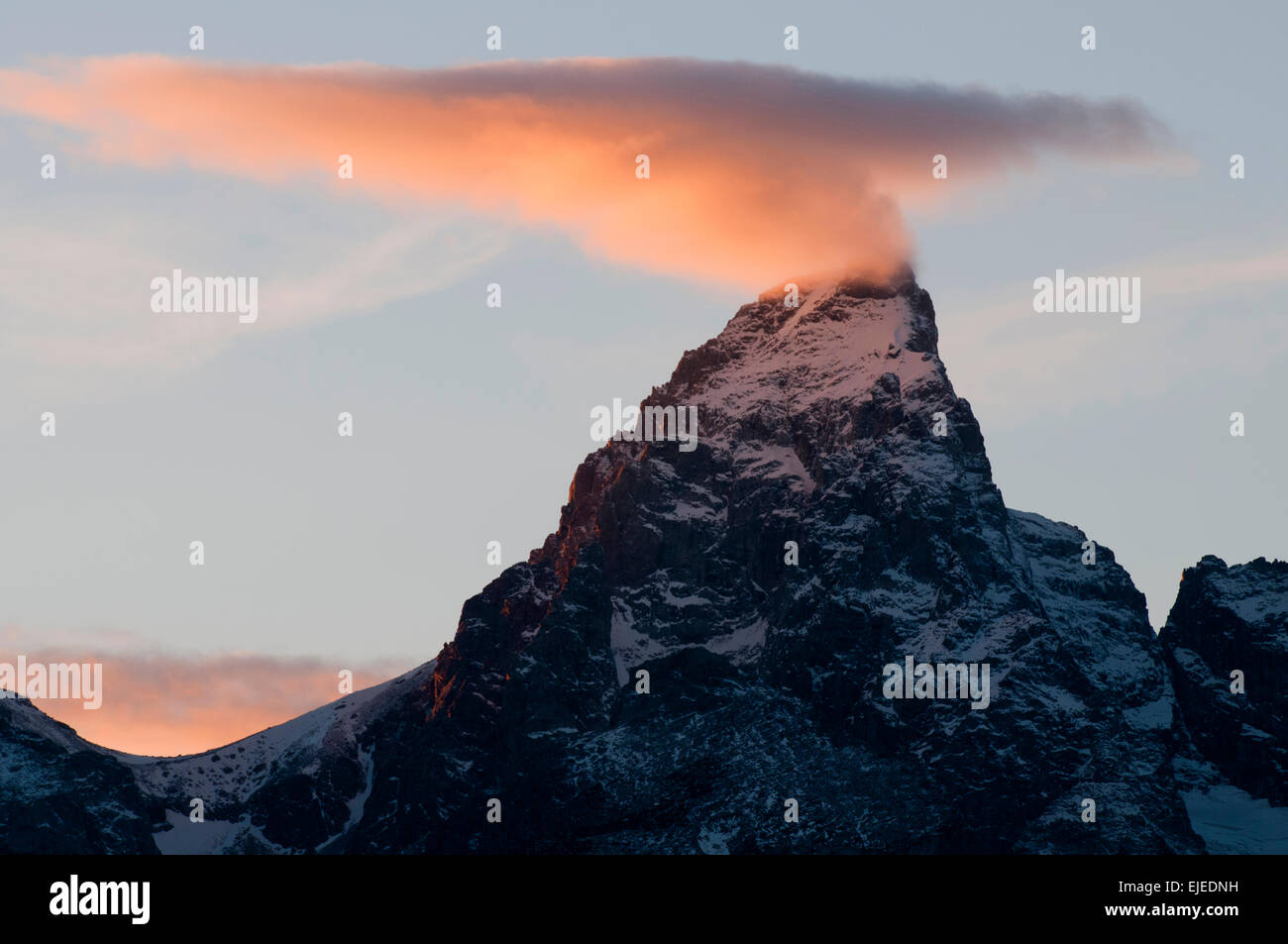 Nuages lenticulaires au coucher du soleil sur le Grand Teton Mountain Peak Banque D'Images