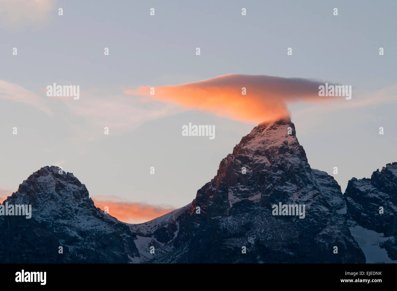 Nuages lenticulaires au coucher du soleil sur le Grand Teton Peak dans le Grand Teton National Park Wyoming Banque D'Images