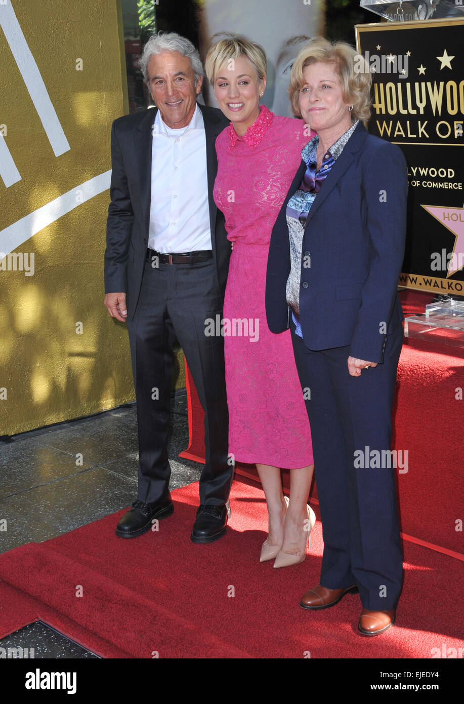 LOS ANGELES, CA - le 29 octobre 2014 : l'actrice Kaley Cuoco avec ses parents sur Hollywood Boulevard où elle a été honorée avec le 2,532ème étoile sur le Hollywood Walk of Fame. Banque D'Images