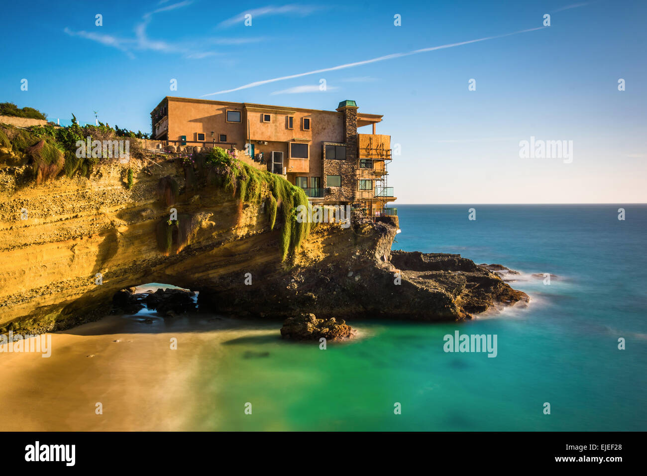Une longue exposition d'une maison sur une falaise et une petite anse at Table Rock Beach, à Laguna Beach, Californie. Banque D'Images Une longue exposition d'une maison sur une falaise et une petite anse at Table Rock Beach, à Laguna Beach, Californie. Banque D'Images