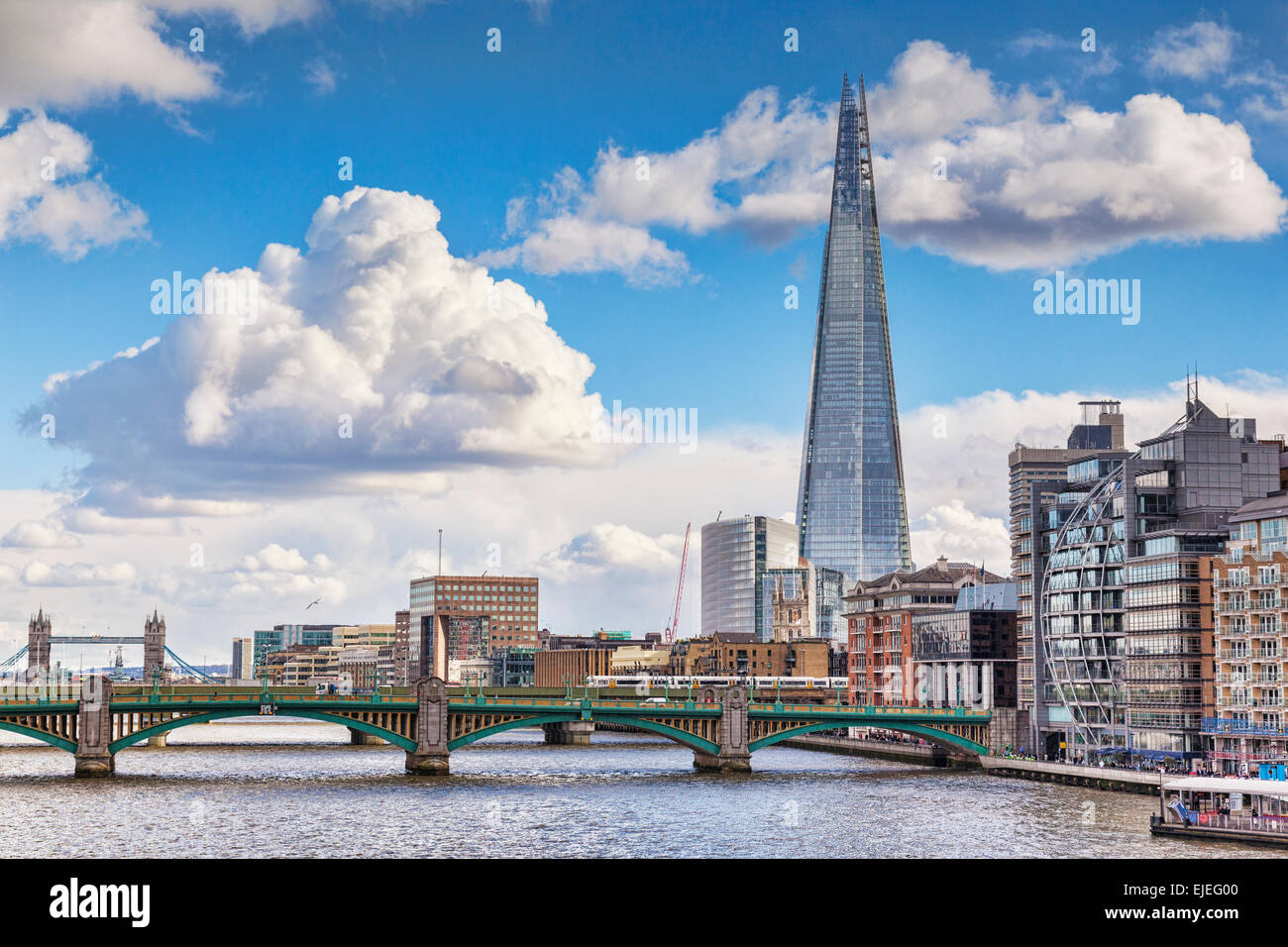 Londres, le Shard avec Southwark Bridge et le Tower Bridge. Banque D'Images