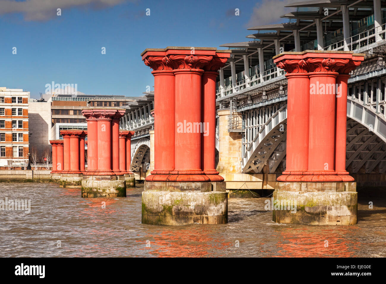 Blackfriars pont de chemin de fer, et les piliers d'un pont plus ancien qui a été retiré, Londres, Angleterre. Banque D'Images