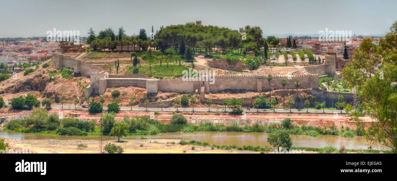 Vue panoramique de la citadelle arabe du Moyen-âge, depuis le fort de San Cristobal, Badajoz, Espagne Banque D'Images Vue panoramique de la citadelle arabe du Moyen-âge, depuis le fort de San Cristobal, Badajoz, Espagne Banque D'Images