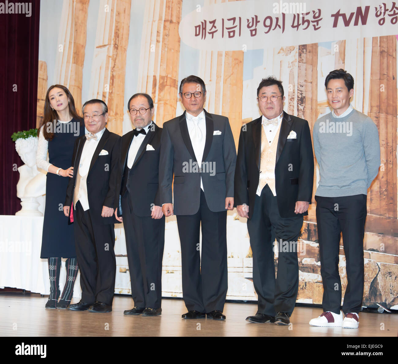 Choi Ji-Woo, Lee Shin, Soon-Jae Geun-Hyung Goo, Park, Baek et Il-Seob Lee Seo-Jin, Mar 24, 2015 : (L-R) L'actrice sud-coréenne Choi Ji-woo, acteurs Lee Jae-bientôt, Shin Goo, Park Geun-hyung, Il-seob Baek et Lee Jin-Seo posent lors d'une conférence de presse pour l'exposition de réalité de tvN, 'Papis sur Fleurs en Grèce' à Séoul, Corée du Sud. © Lee Jae-Won/AFLO/Alamy Live News Banque D'Images