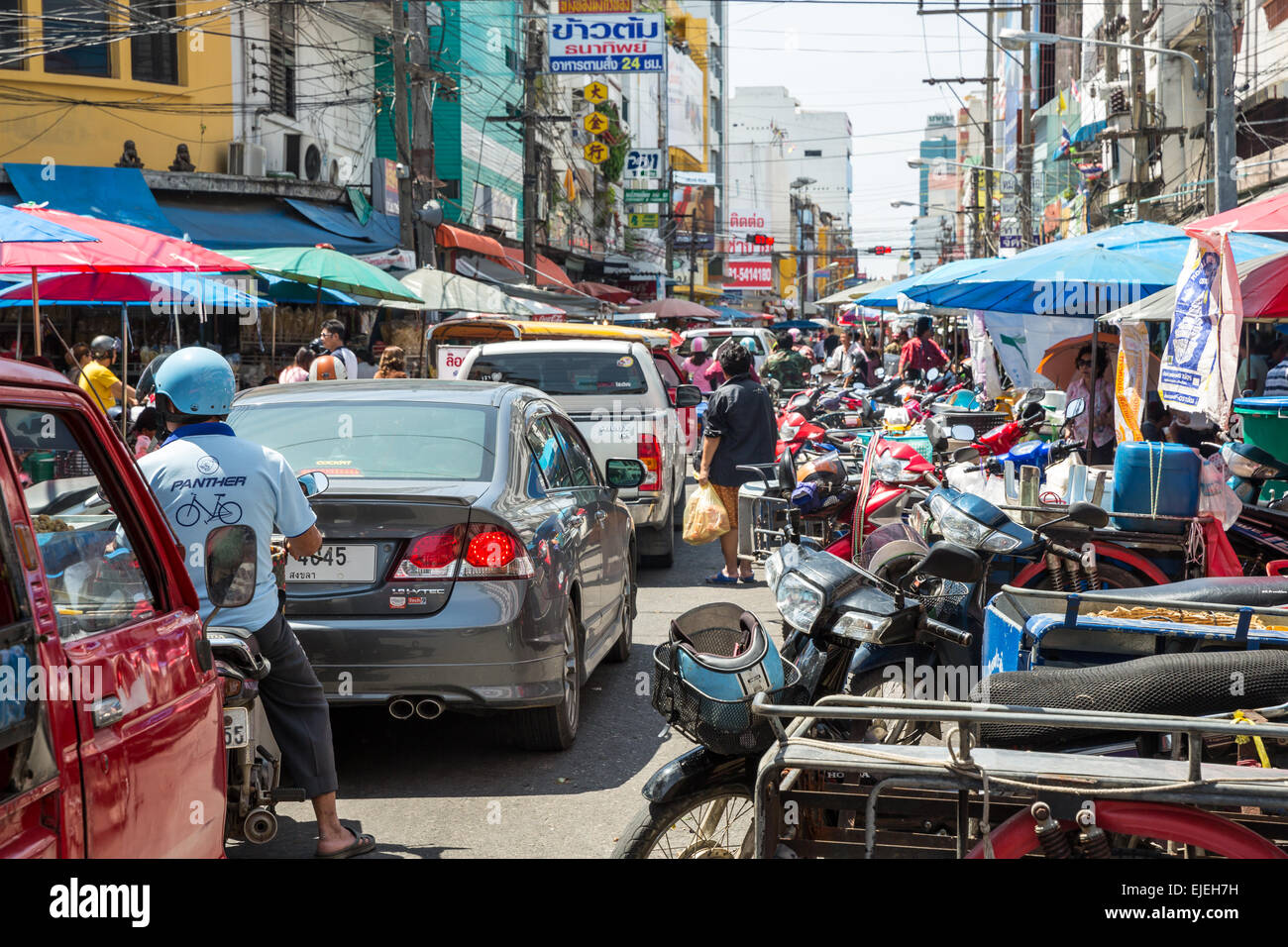 HAT YAI, Songkhla, THAÏLANDE - SEP 20 : les touristes sont non identifiés du shopping au marché Kim Yong Hat Yai dans le sud de la Thaïlande. Kim Y Banque D'Images