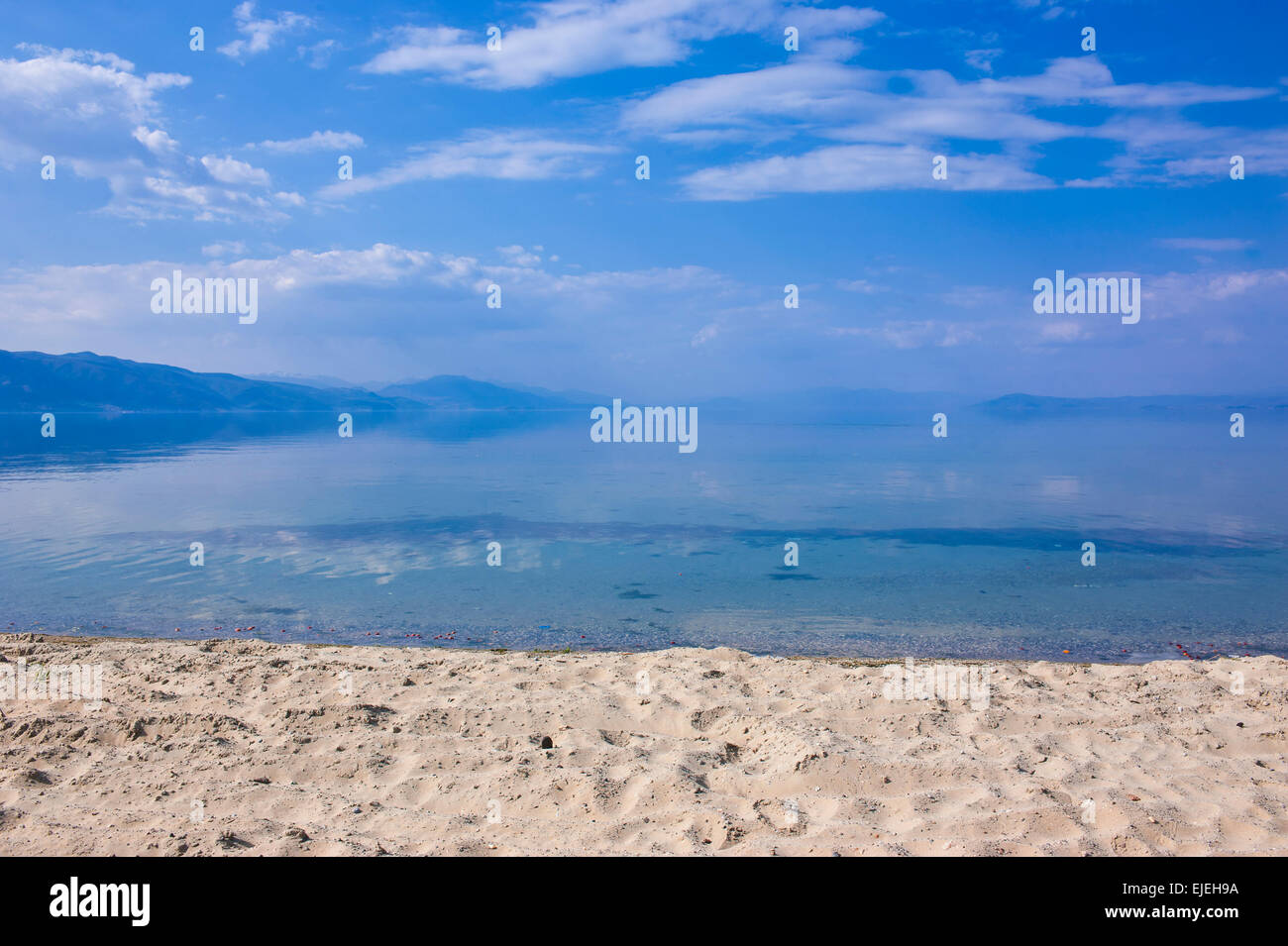 Plage de sable blanc sur le lac d'Ohrid, l'Albanie Banque D'Images