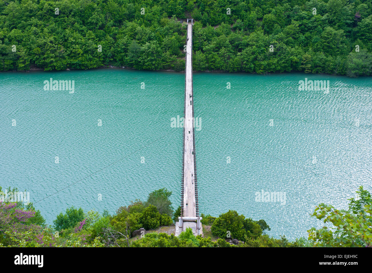 Pont suspendu de l'autre côté de la rivière Drin Noir, Albanie Banque D'Images