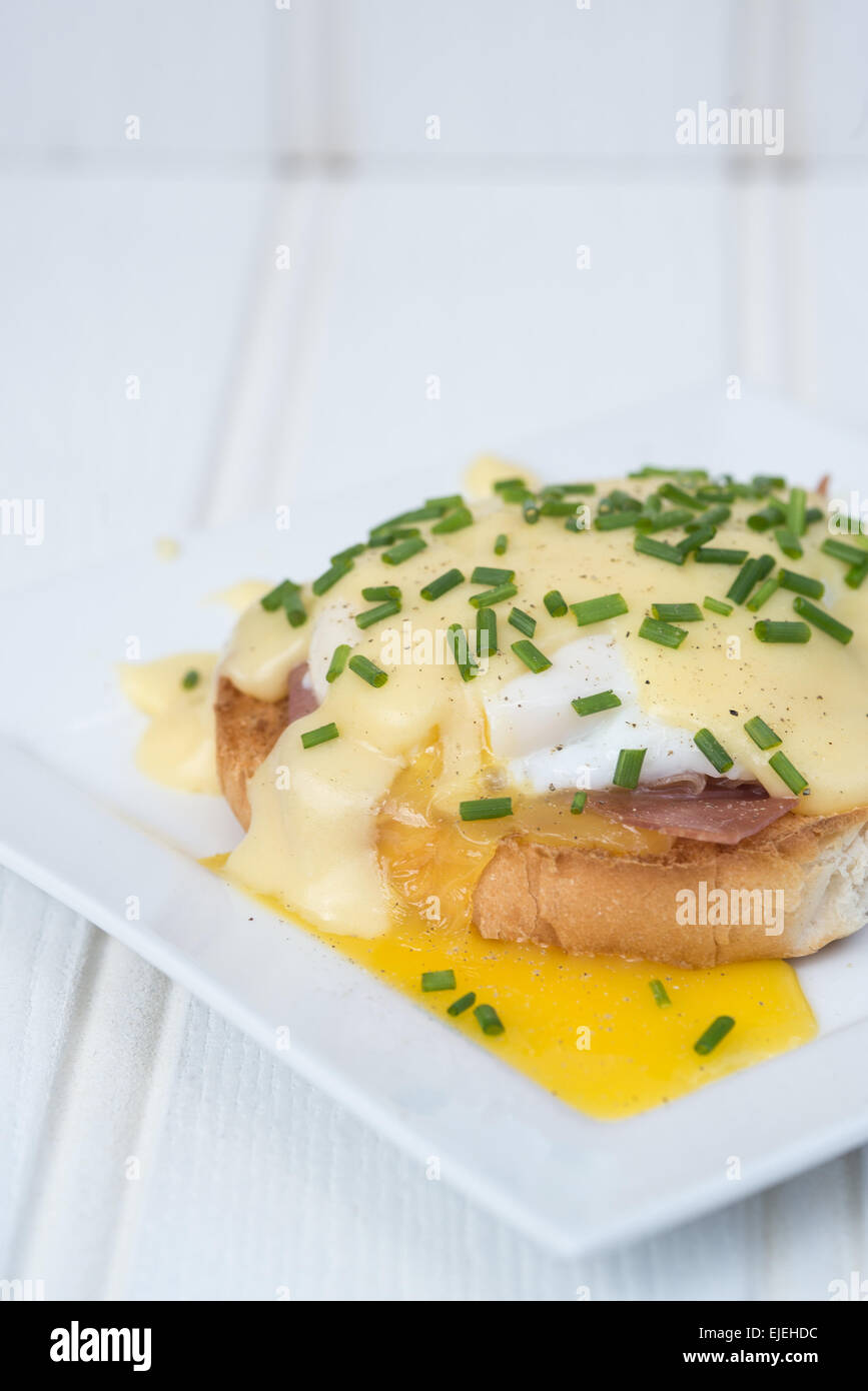 Les oeufs Bénédicte muffins anglais grillé jambon et œufs pochés sauce hollandaise au beurre délicieux Banque D'Images