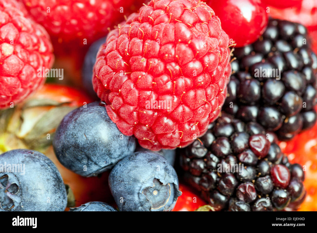Différentes baies colorées framboises fruits mûrs Banque D'Images