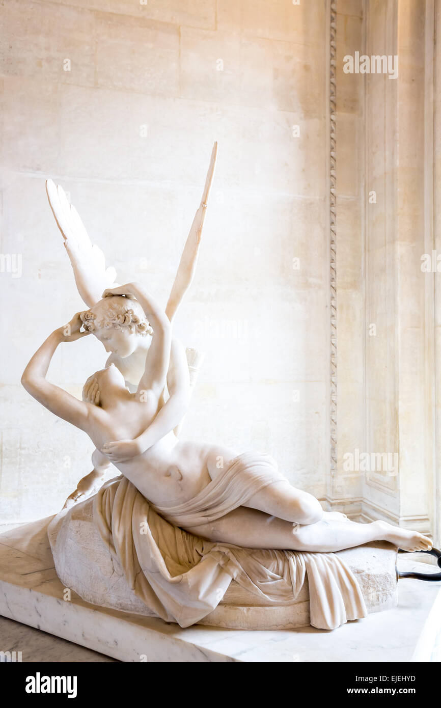 Paris le 23 juin statue de Cupidon le 23 juin 2014 à Paris. La statue de Antonio Canova