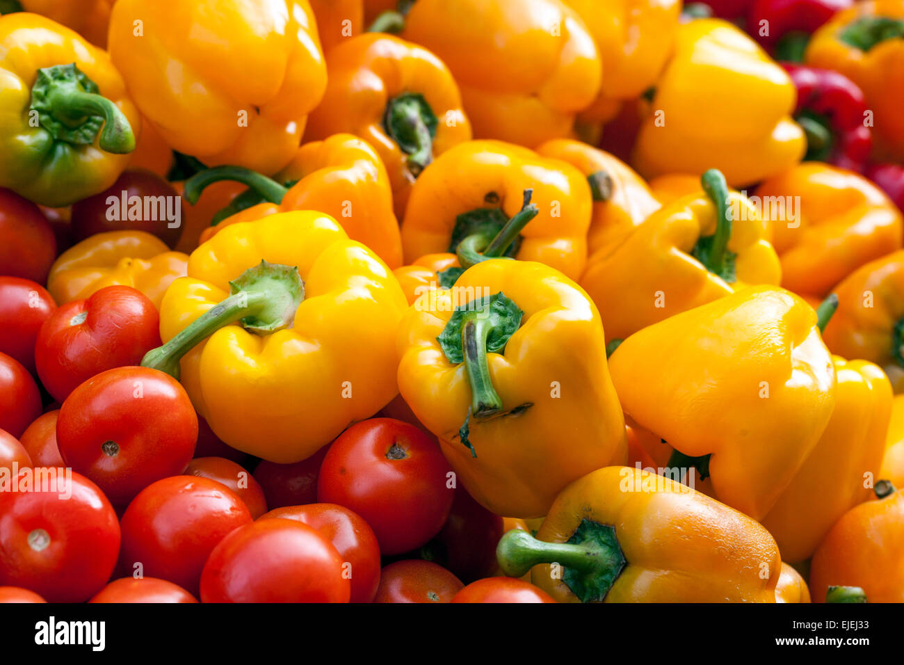 Tomates Peppers jaunes sur le marché agricole Banque D'Images