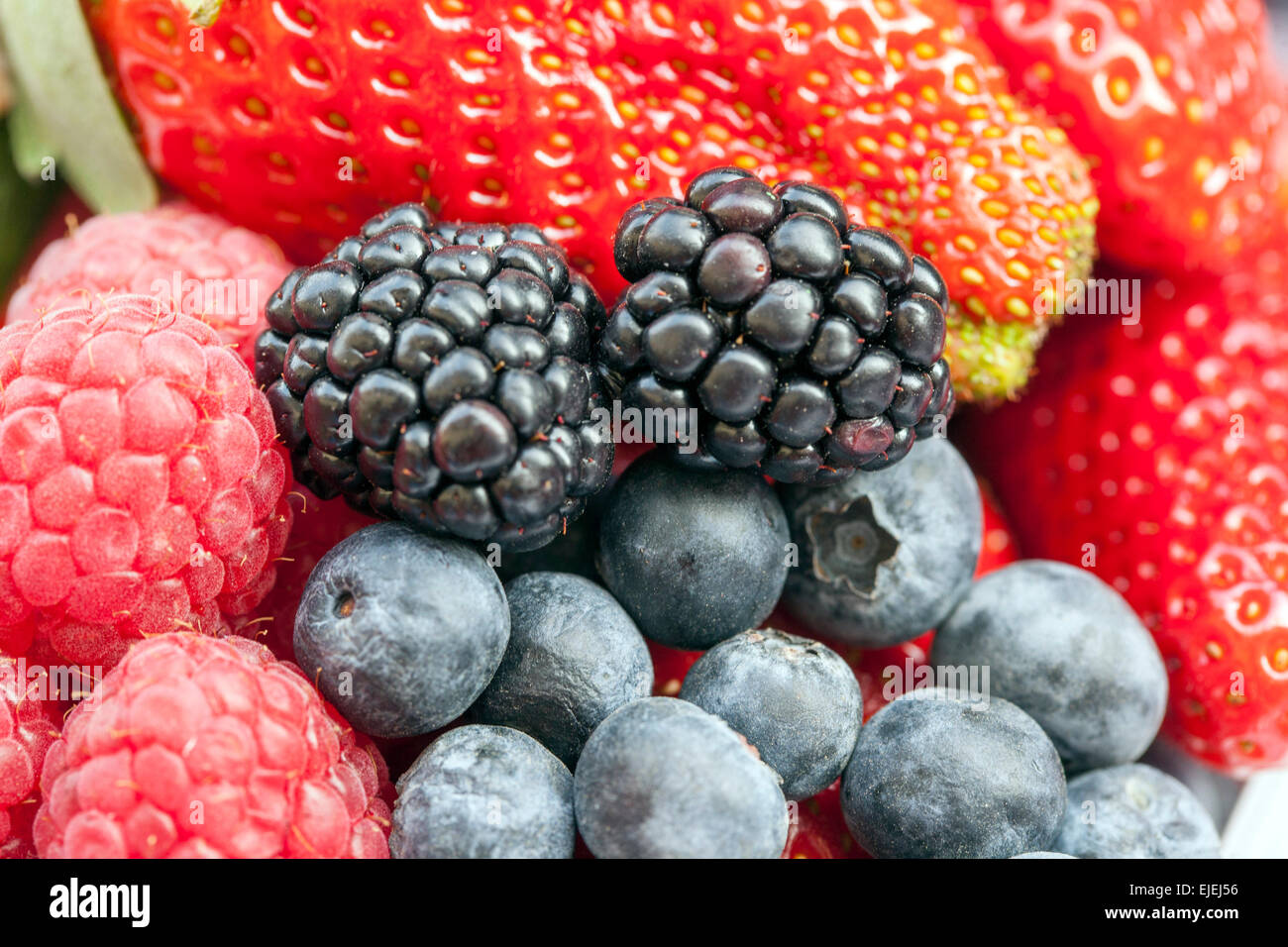 Texture des fruits, mûres, framboises, fraises, bleuets fruits baies Banque D'Images