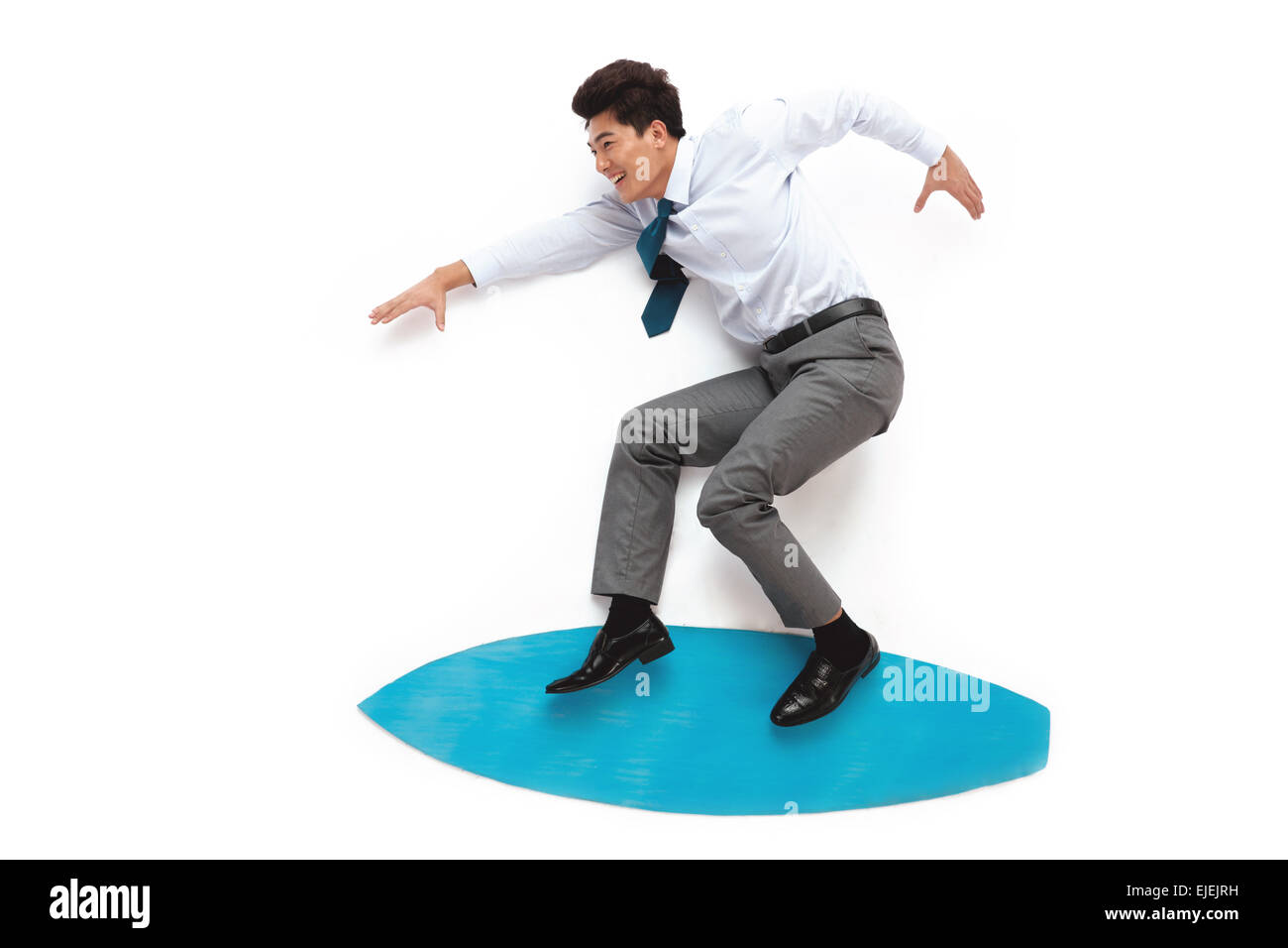 Le jeune homme étendu dans le business du surf sur un fond blanc Banque D'Images