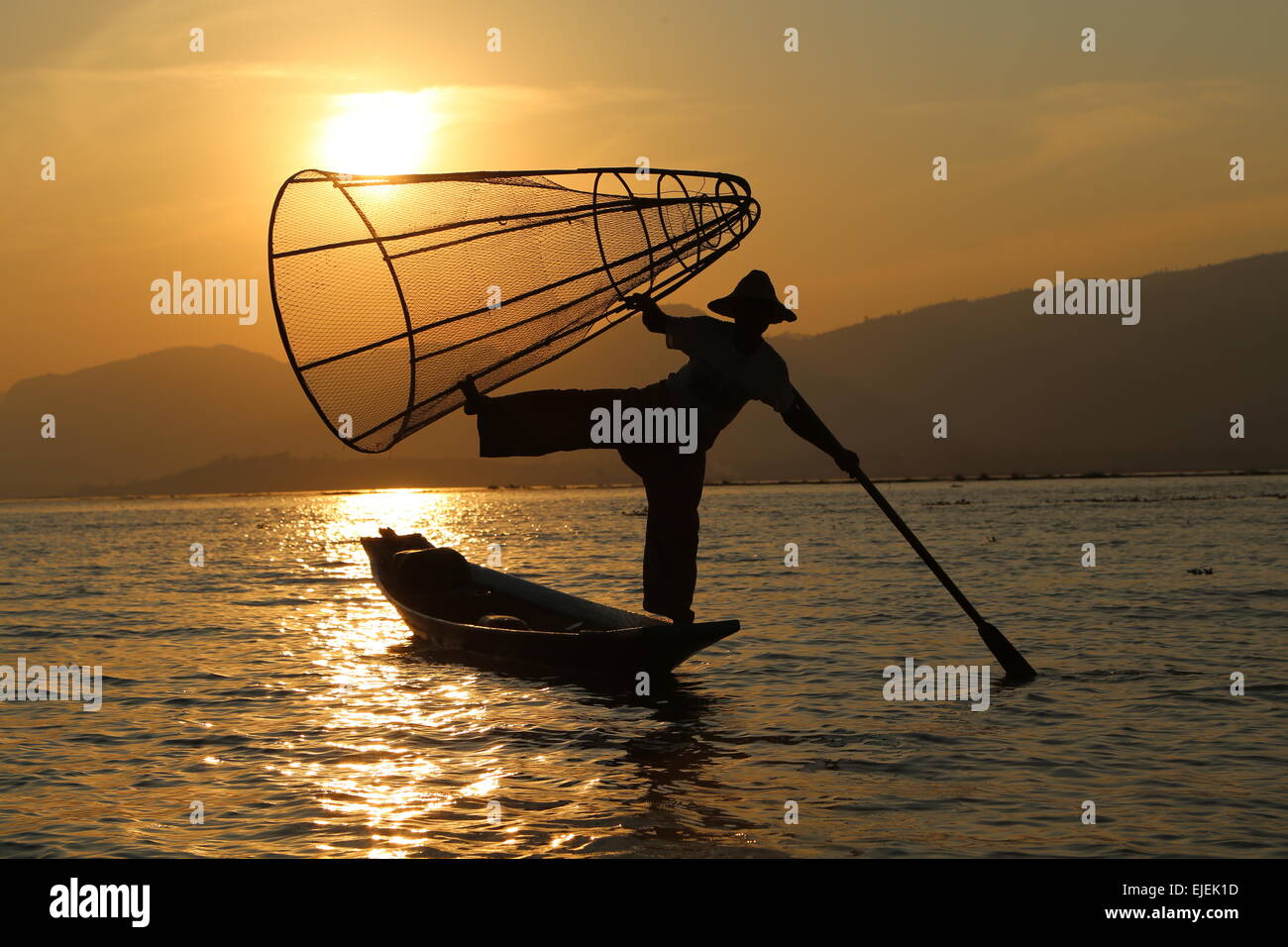 Pêcheur traditionnel, au Lac Inle Banque D'Images