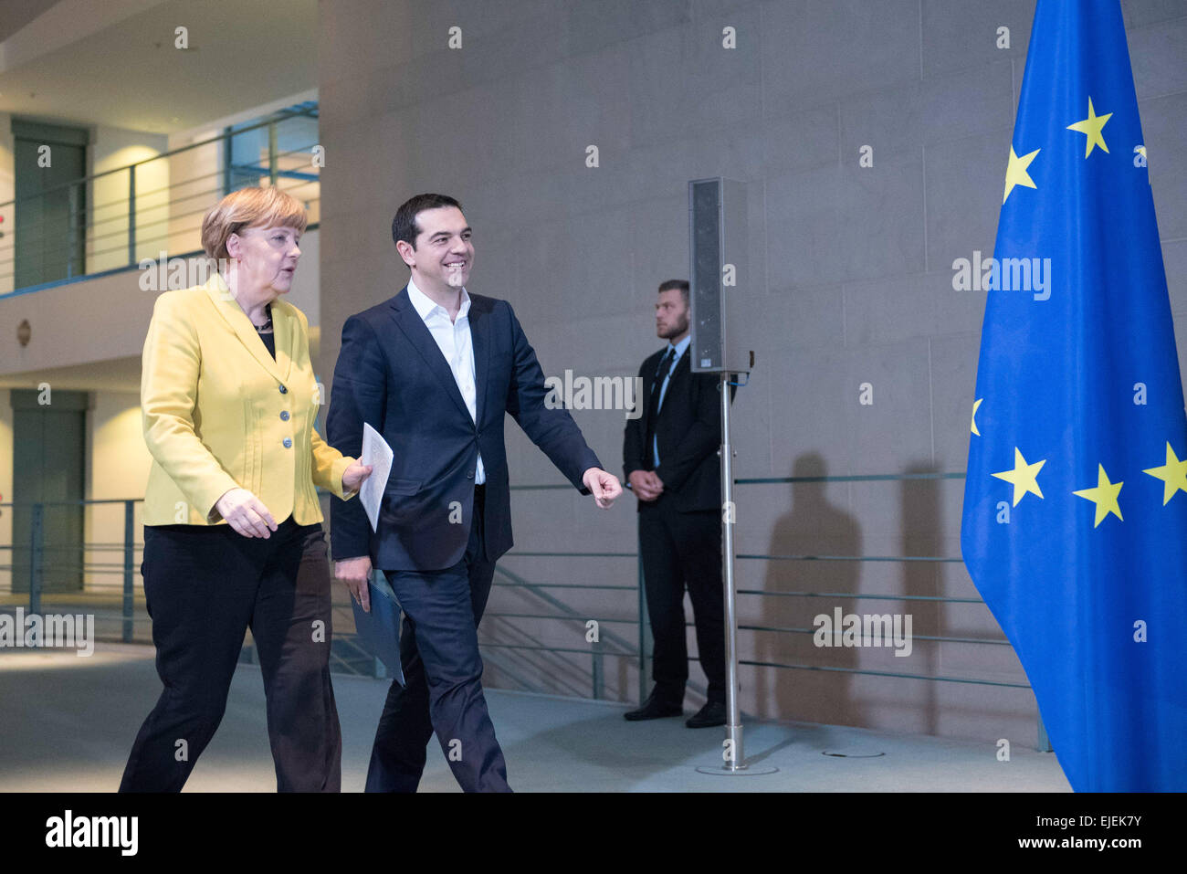 Angela Merkel, la chancelière allemande, se félicite de la Grèce Le Premier Ministre Alexis Tsipras avec honneurs militaires au German chancell Banque D'Images