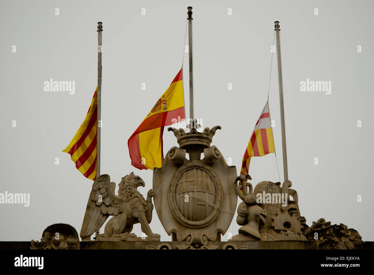 Barcelone, Espagne. 25 mars, 2015. Sur le dessus de l'hôtel de ville de Barcelone les drapeaux en berne en deuil. Le Président de la Generalitat, Artur Mas, a décrété trois jours de deuil officiel pour les victimes en Catalogne voyageant sur le plan de la société allemande Germanwings, qui s'est écrasé dans les Alpes françaises lorsqu'il a été le voyage entre Barcelone et de Düsseldorf. Crédit : Jordi Boixareu/Alamy Live News Banque D'Images