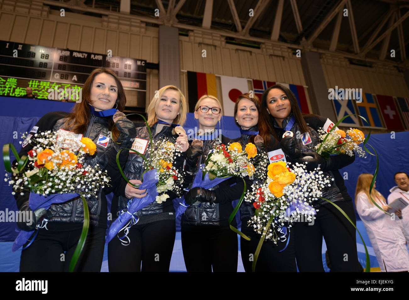 Sapporo, Hokkaido, Japon. Ils sont de gauche, Anna Sidorova, Margarita Fomina, Alexandra Saitova, Ekaterina Galkina et Nkeiruka Ezekh. Mar 22, 2015. Groupe de l'équipe de la Russie (RUS) Curliing : Troisième place les joueurs de la Russie célèbre pendant la cérémonie de remise des prix après le championnat mondial de curling féminin 2015 La troisième place match entre la Russie et l'Ecosse au gymnase Tsukisamu à Sapporo, Hokkaido, Japon. Ils sont de gauche, Anna Sidorova, Margarita Fomina, Alexandra Saitova, Ekaterina Galkina et Nkeiruka Ezekh . © Hitoshi Mochizuki/AFLO/Alamy Live News Banque D'Images