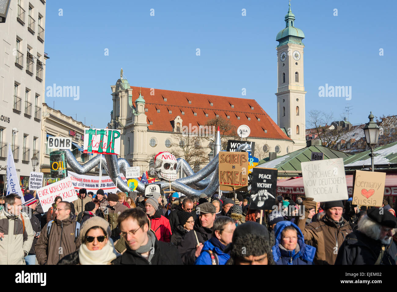 Manifestation pacifique et de protestation contre la présence de l'OTAN et Etats-unis forces militaires en Europe et l'extension vers l'Est. Banque D'Images