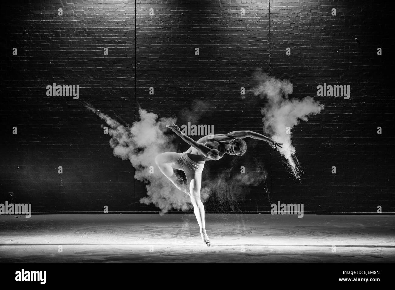 Aberystwyth, Pays de Galles, Royaume-Uni. 16 mars, 2015. 'Dancing in the Dust' en photo Jamie Morgans. Des danseurs dans des nuages de poudre de talc blanc sur scène à Theatr y Werin, Aberystwyth Arts Centre dans un théâtre physique projet conçu, chorégraphié, conçu et photographié par KEITH MORRIS. © Keith Morris/Alamy dispose d' Banque D'Images