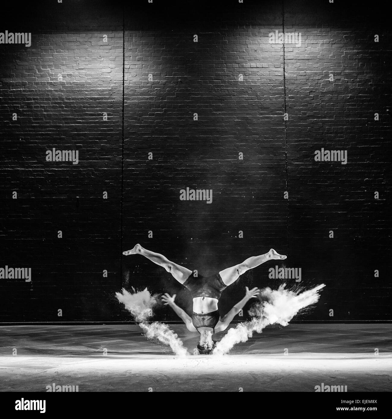 Aberystwyth, Pays de Galles, Royaume-Uni. 16 mars, 2015. 'Dancing in the Dust' en photo Rosa Carless. Des danseurs dans des nuages de poudre de talc blanc sur scène à Theatr y Werin, Aberystwyth Arts Centre dans un théâtre physique projet conçu, chorégraphié, conçu et photographié par KEITH MORRIS. © Keith Morris/Alamy dispose d' Banque D'Images