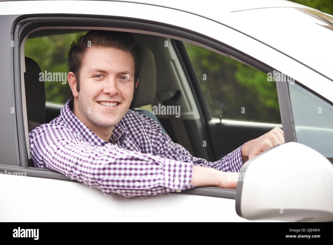 Portrait de jeune homme à la fenêtre de la voiture de Banque D'Images